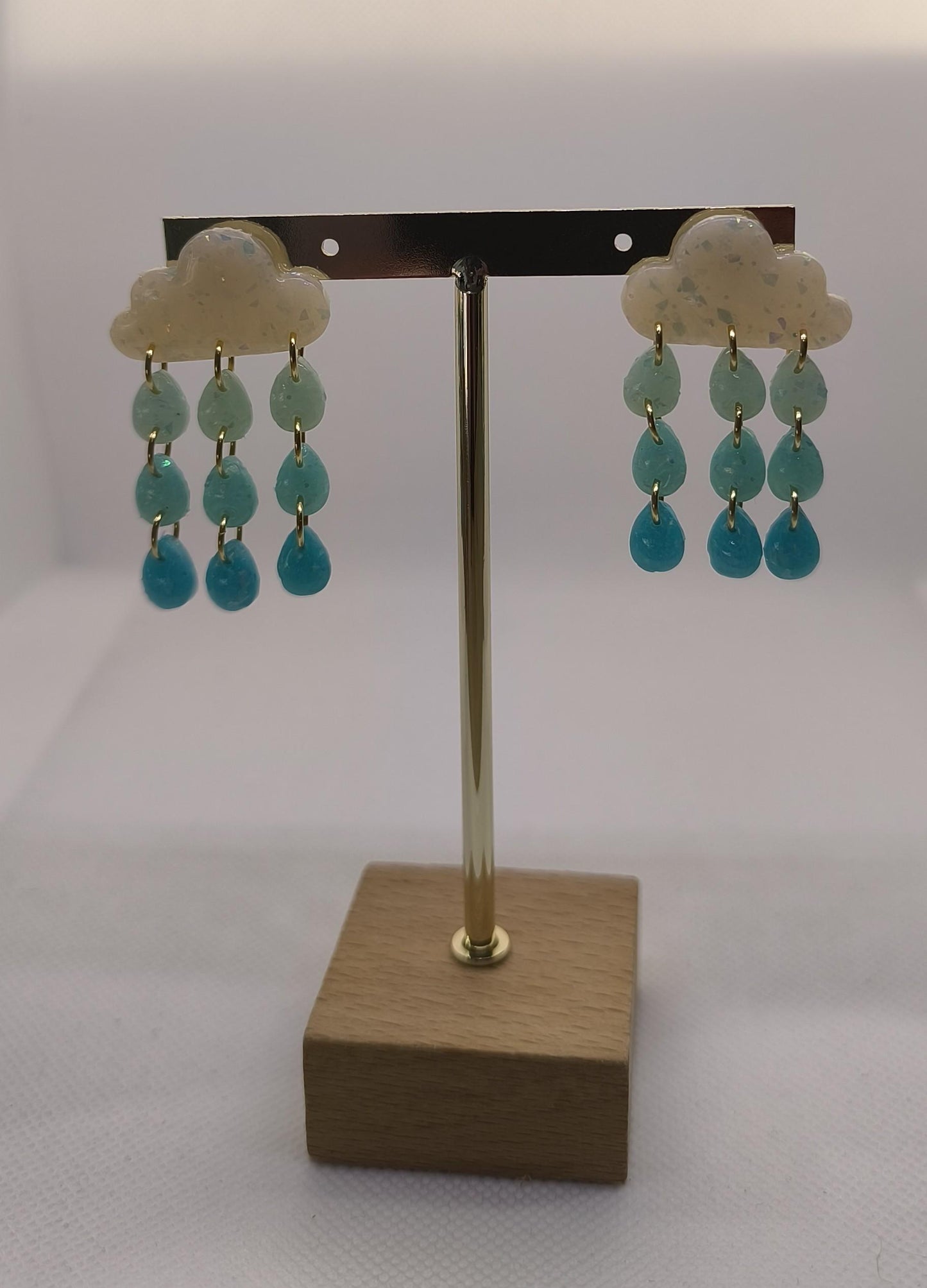 Boucles d'oreilles en argile polymère collection "Rêverie", modèle "Nuage enchanté".