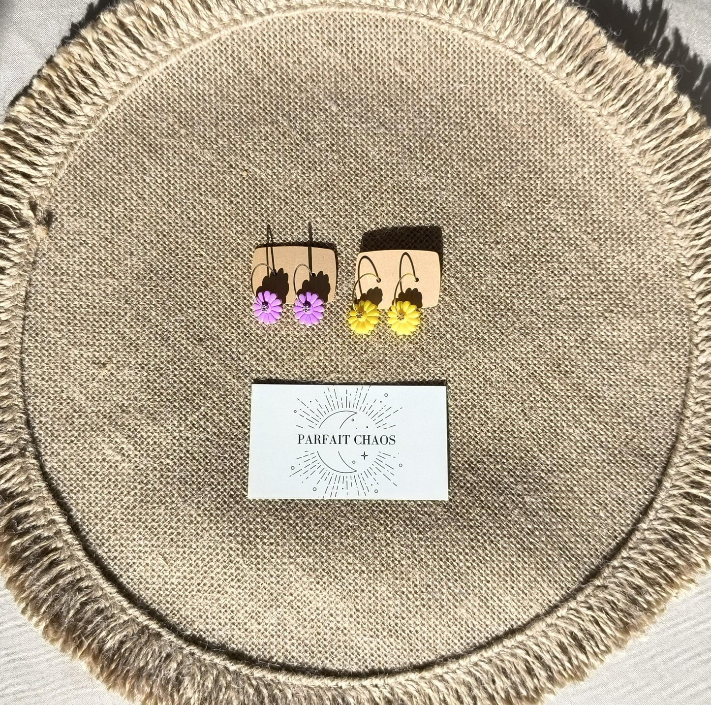 Boucles d'oreilles en argile polymère collection "Dans mon Jardin", modèle "Créoles fleuries".