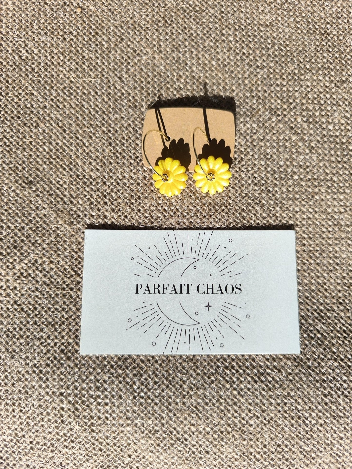 Boucles d'oreilles en argile polymère collection "Dans mon Jardin", modèle "Créoles fleuries".