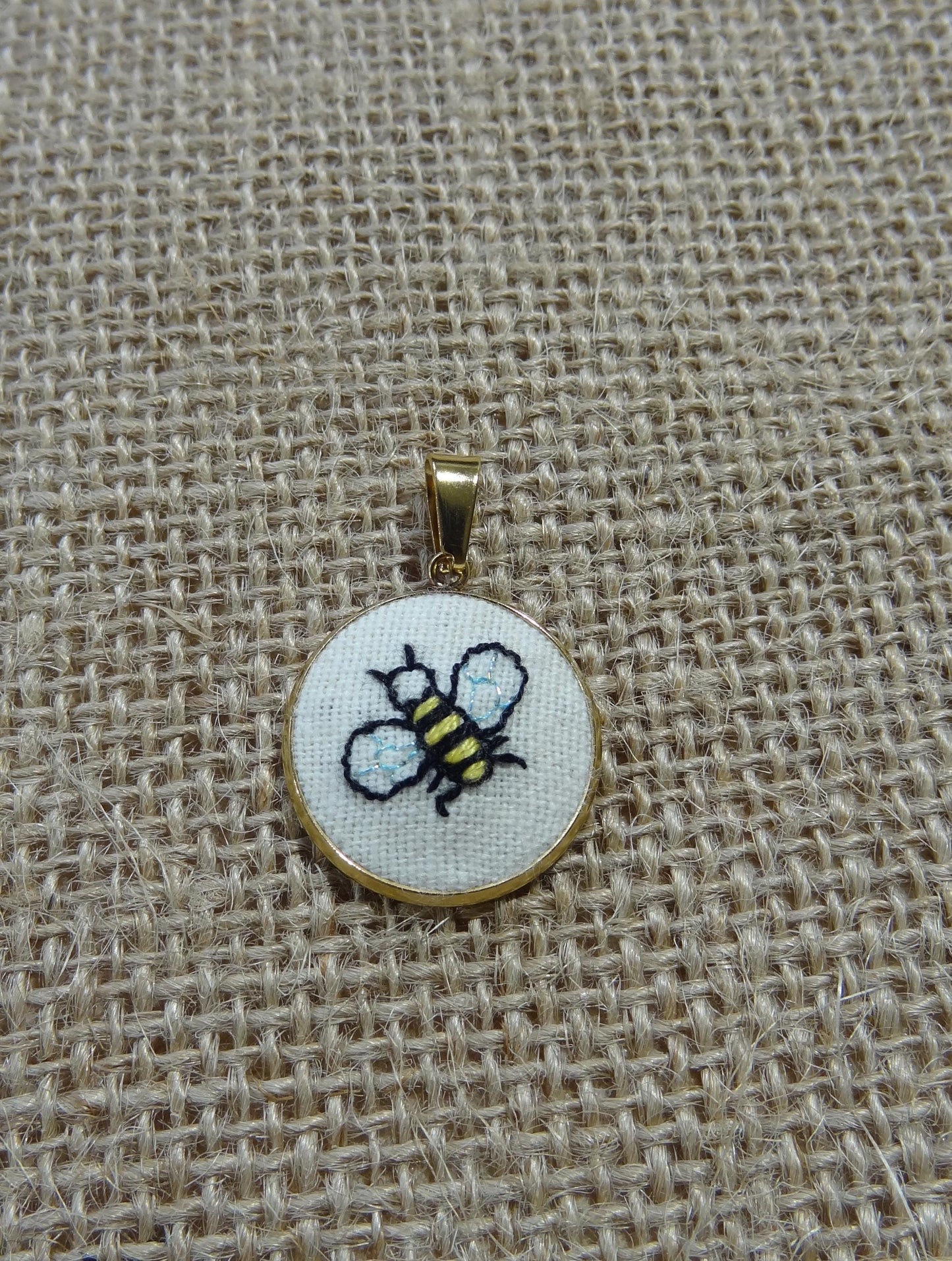 Collier brodé à la main, broderie moderne, Petite Abeille