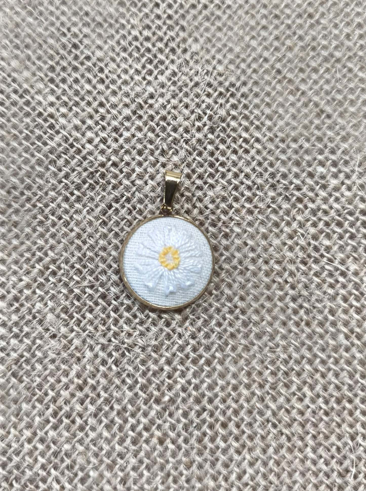 Collier brodé à la main, broderie moderne, Marguerite