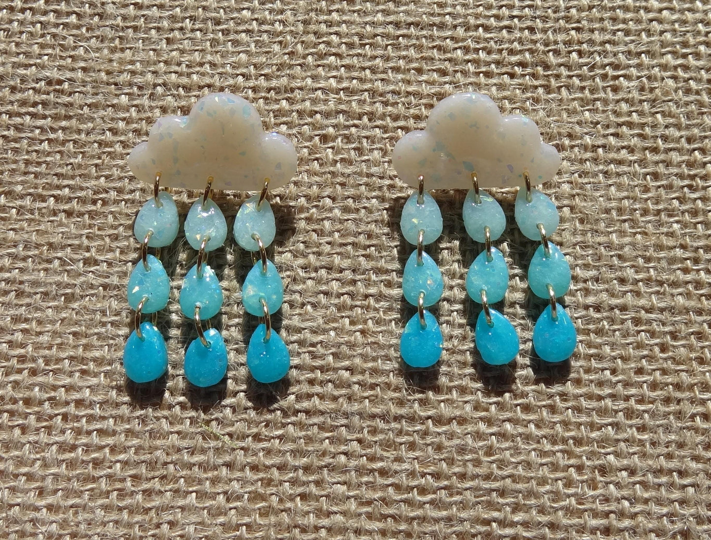 Boucles d'oreilles en argile polymère collection "Rêverie", modèle "Nuage enchanté".