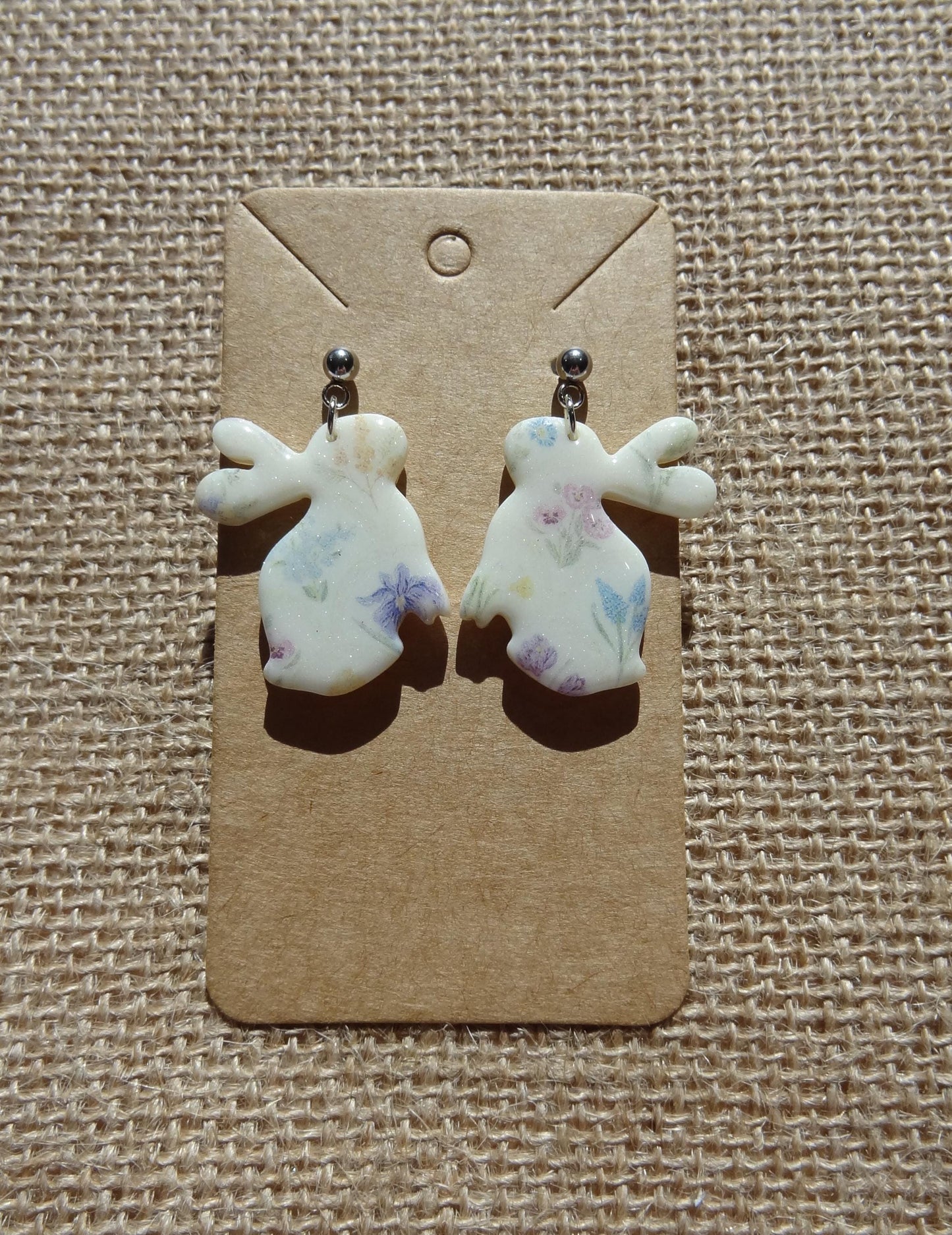 Boucles d'oreilles en argile polymère collection "Rêverie", modèle "Lapins fleuris".
