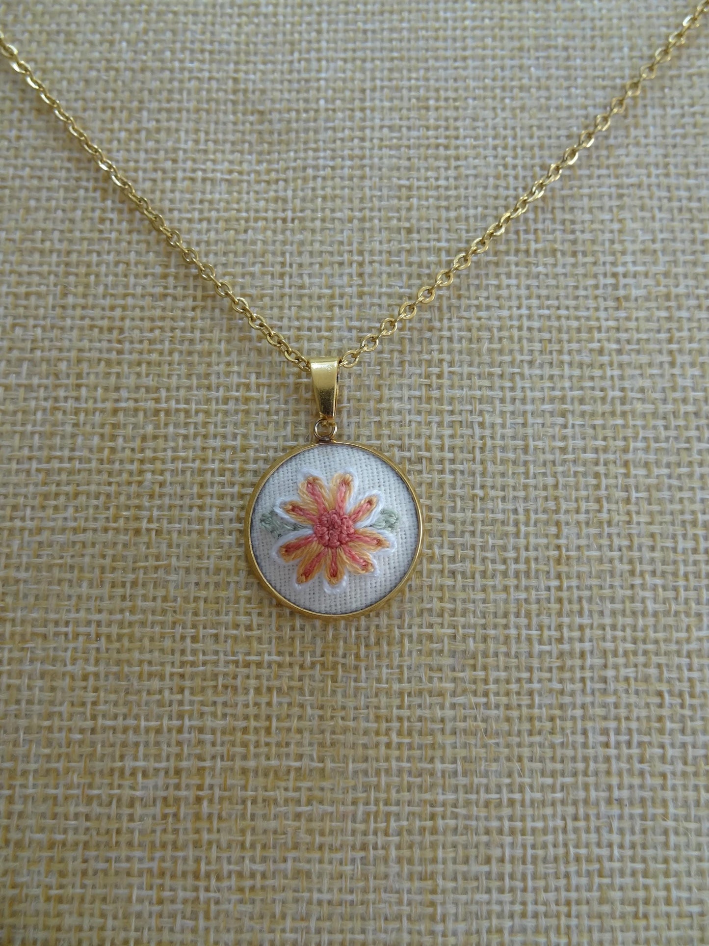 Collier brodé à la main, broderie moderne, Petite Fleur