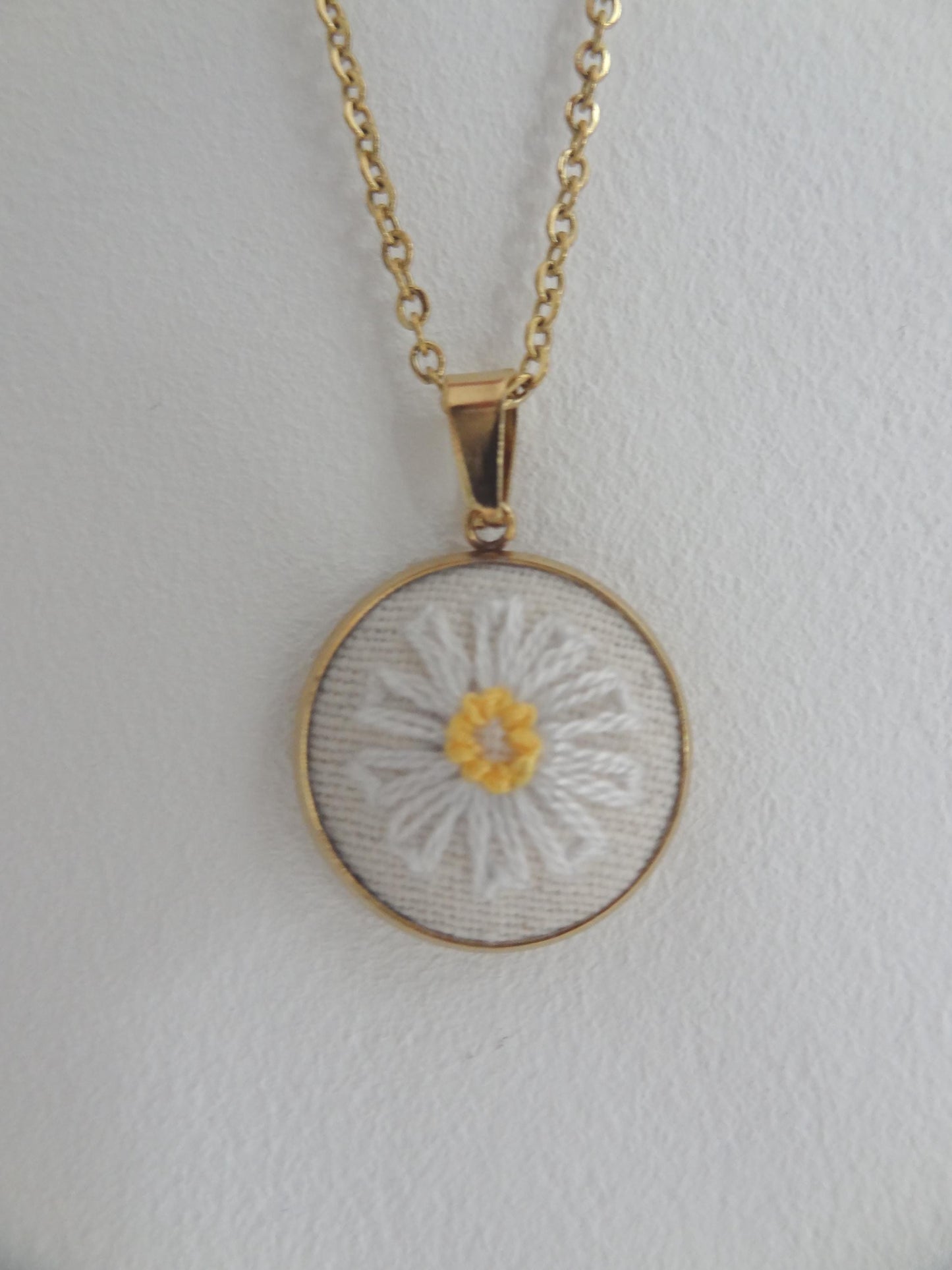 Collier brodé à la main, broderie moderne, Marguerite