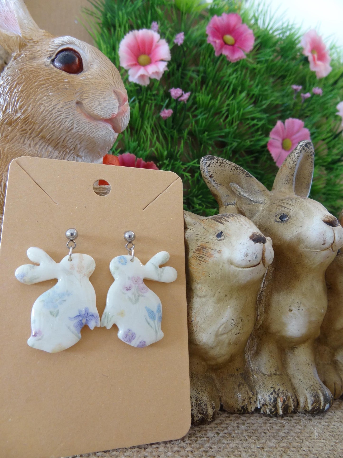 Boucles d'oreilles en argile polymère collection "Rêverie", modèle "Lapins fleuris".