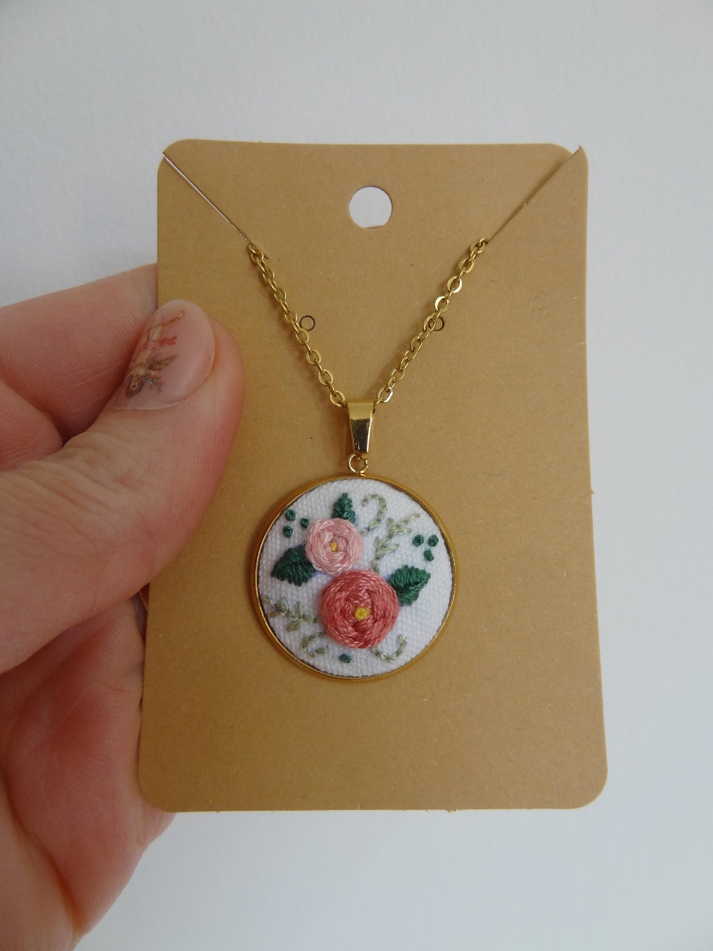 Collier brodé à la main, broderie moderne, Roses