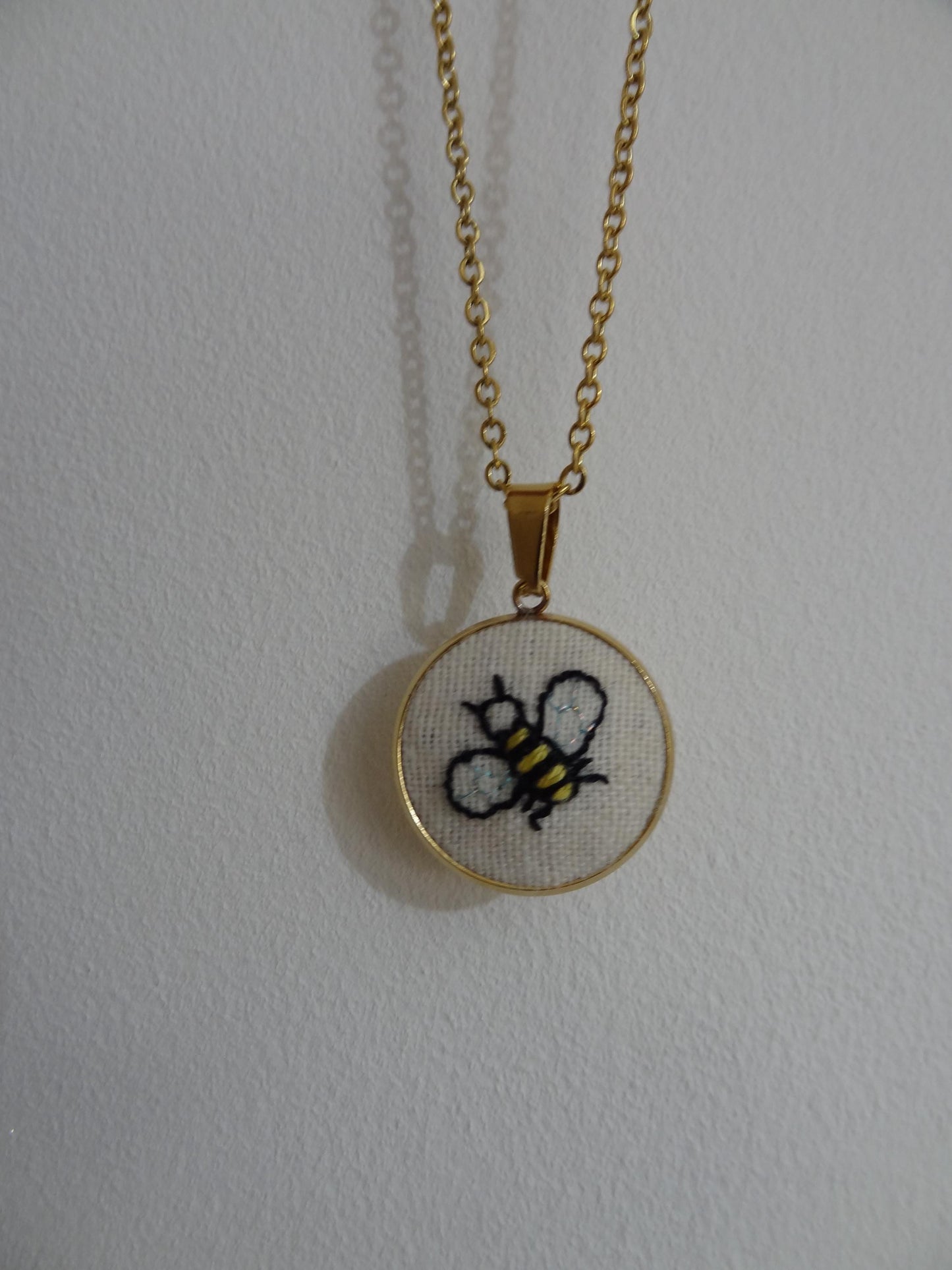 Collier brodé à la main, broderie moderne, Petite Abeille