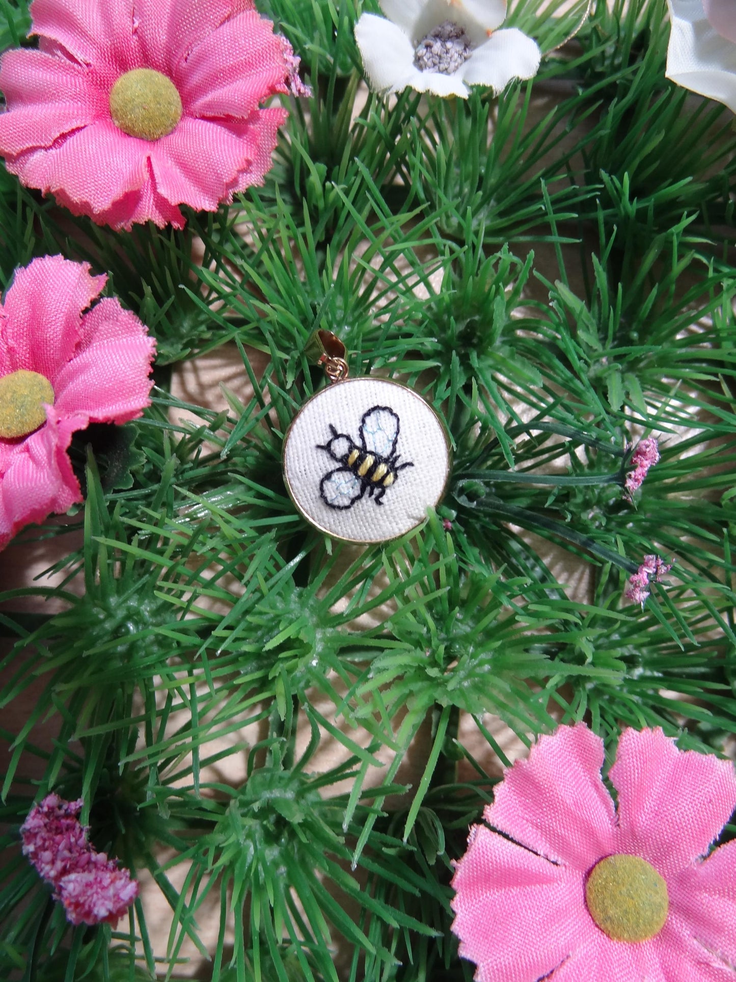 Collier brodé à la main, broderie moderne, Petite Abeille