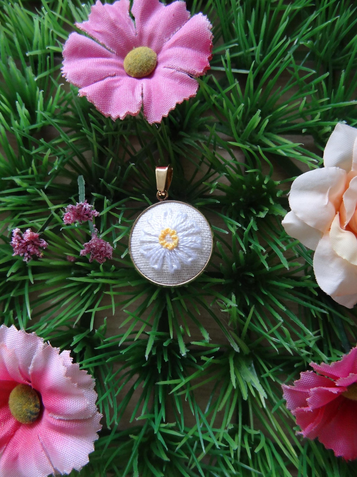 Collier brodé à la main, broderie moderne, Marguerite