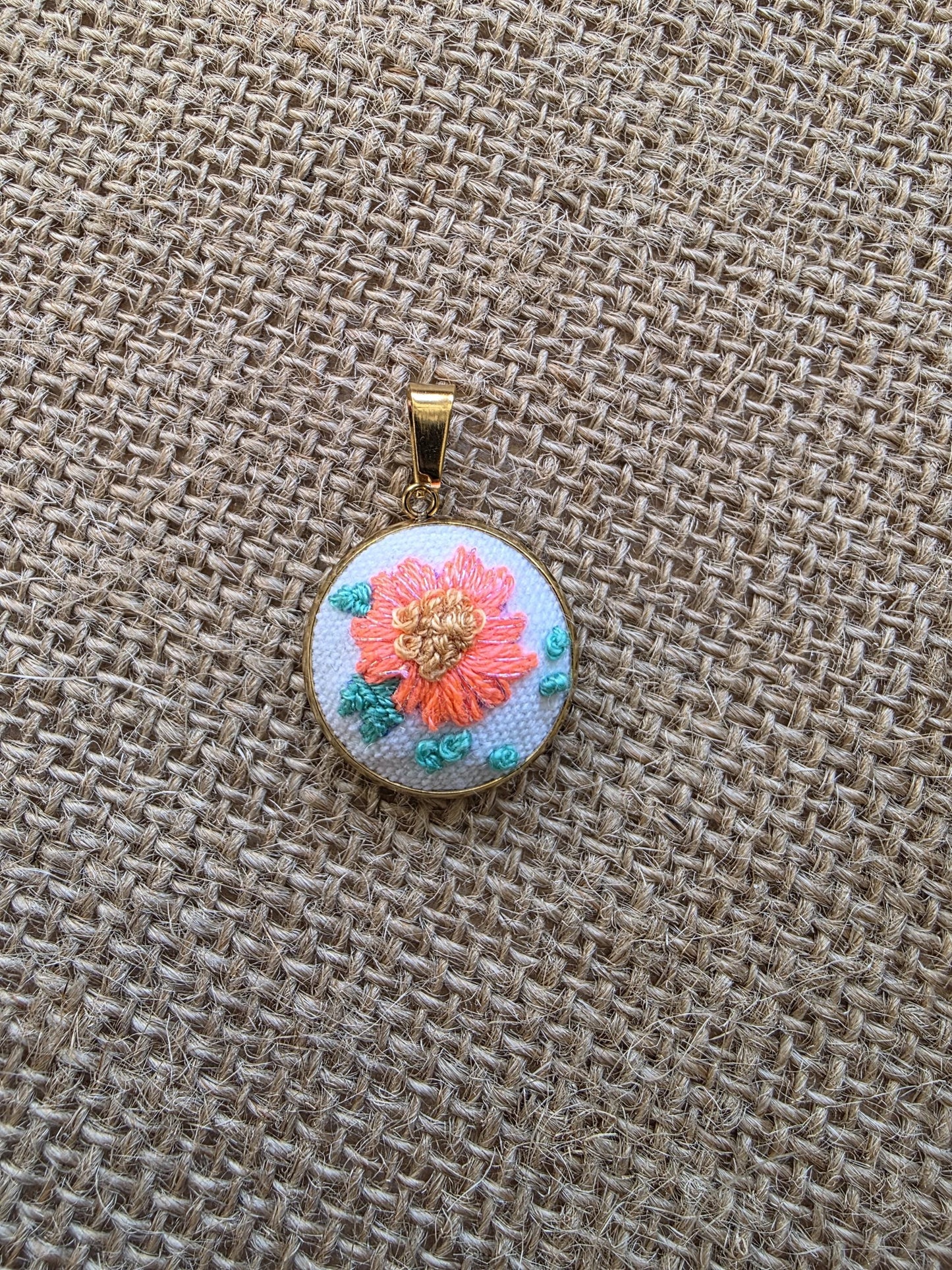 Collier brodé à la main, broderie moderne, Fleur rose fluo