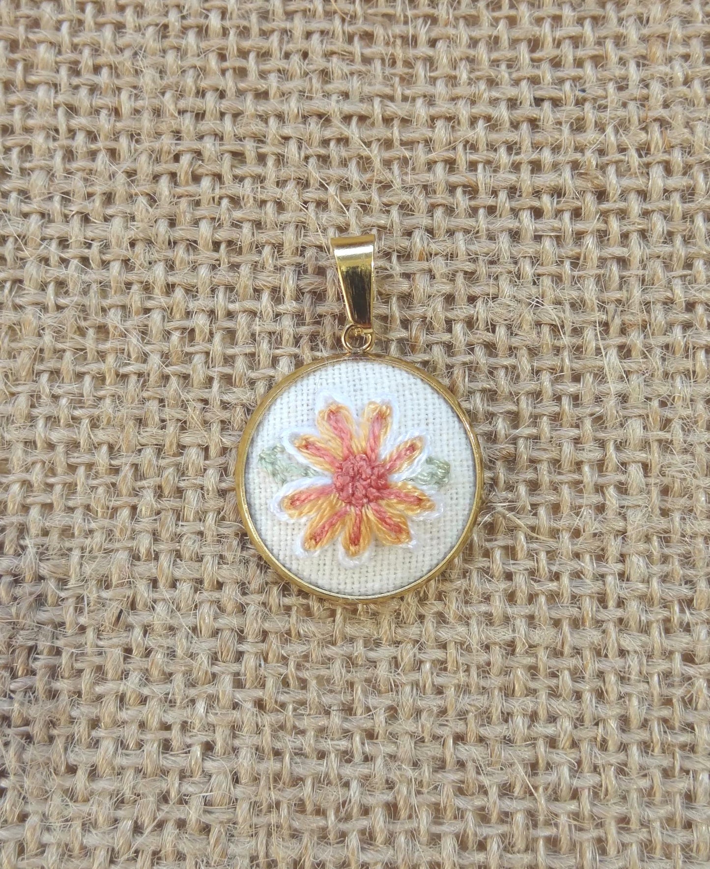 Collier brodé à la main, broderie moderne, Petite Fleur