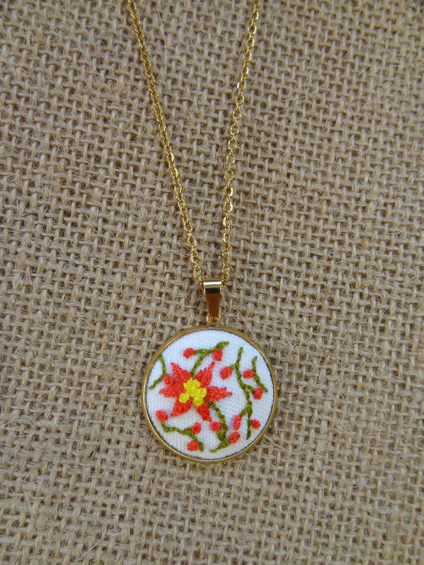 Collier brodé à la main, broderie moderne, scène fleurie
