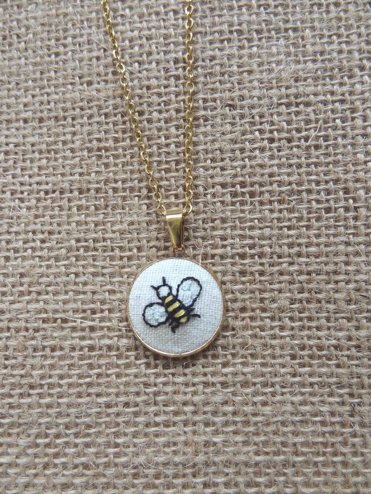 Collier brodé à la main, broderie moderne, Petite Abeille