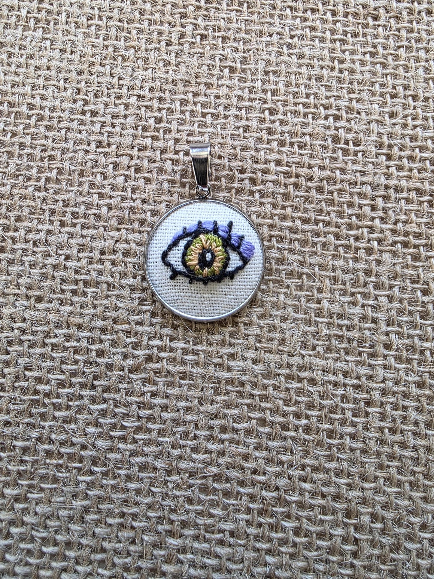 Collier brodé à la main, broderie moderne, Œil vert marron