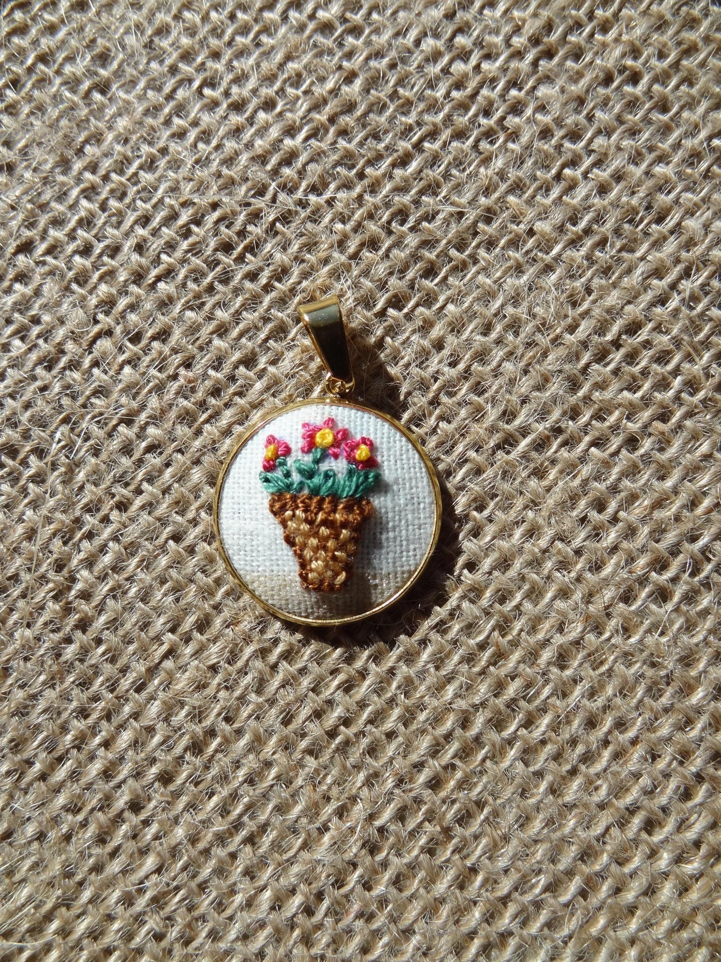 Collier brodé à la main, broderie moderne, Pot de fleurs