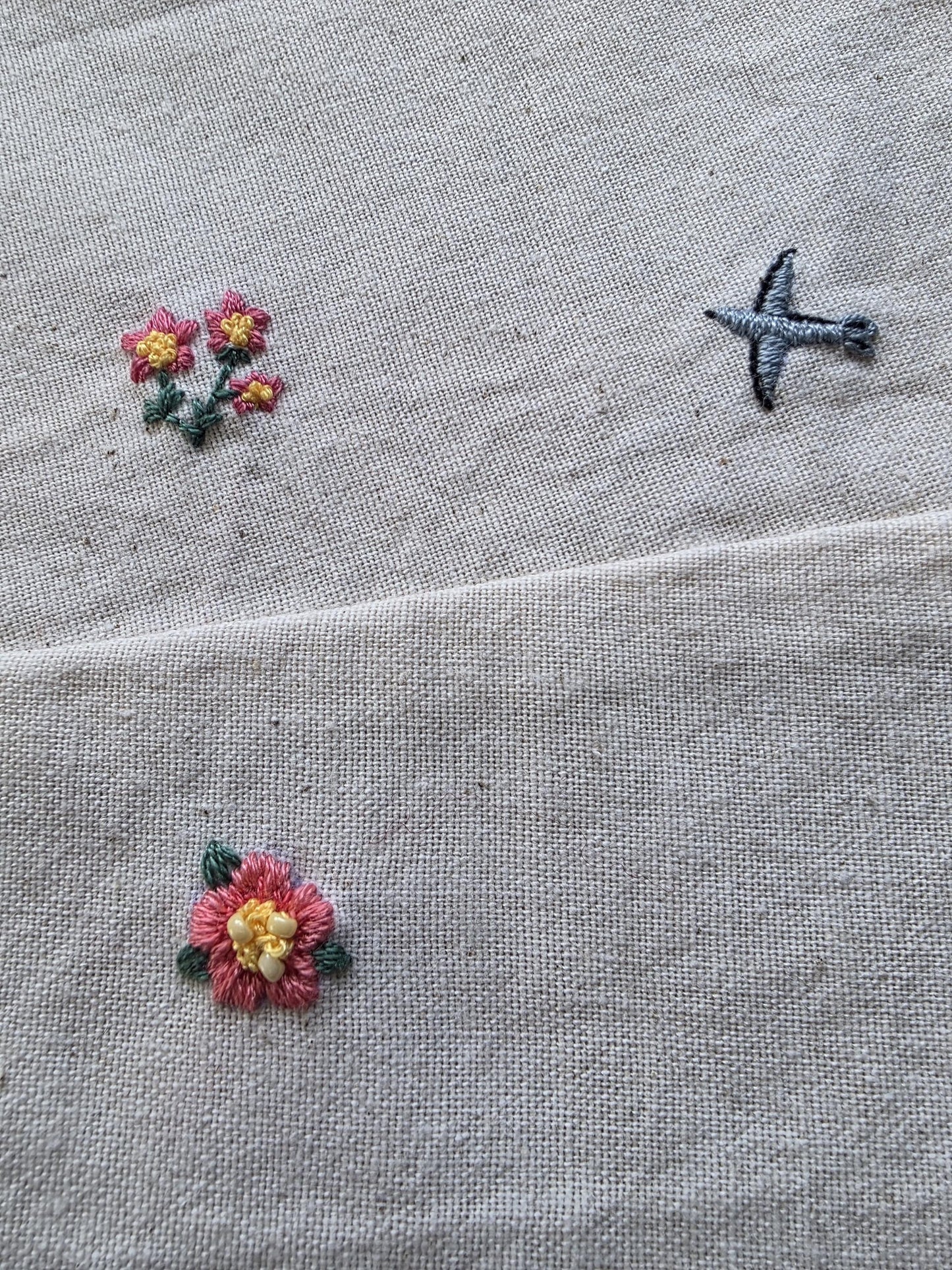Collier brodé à la main, broderie moderne, fleur rose