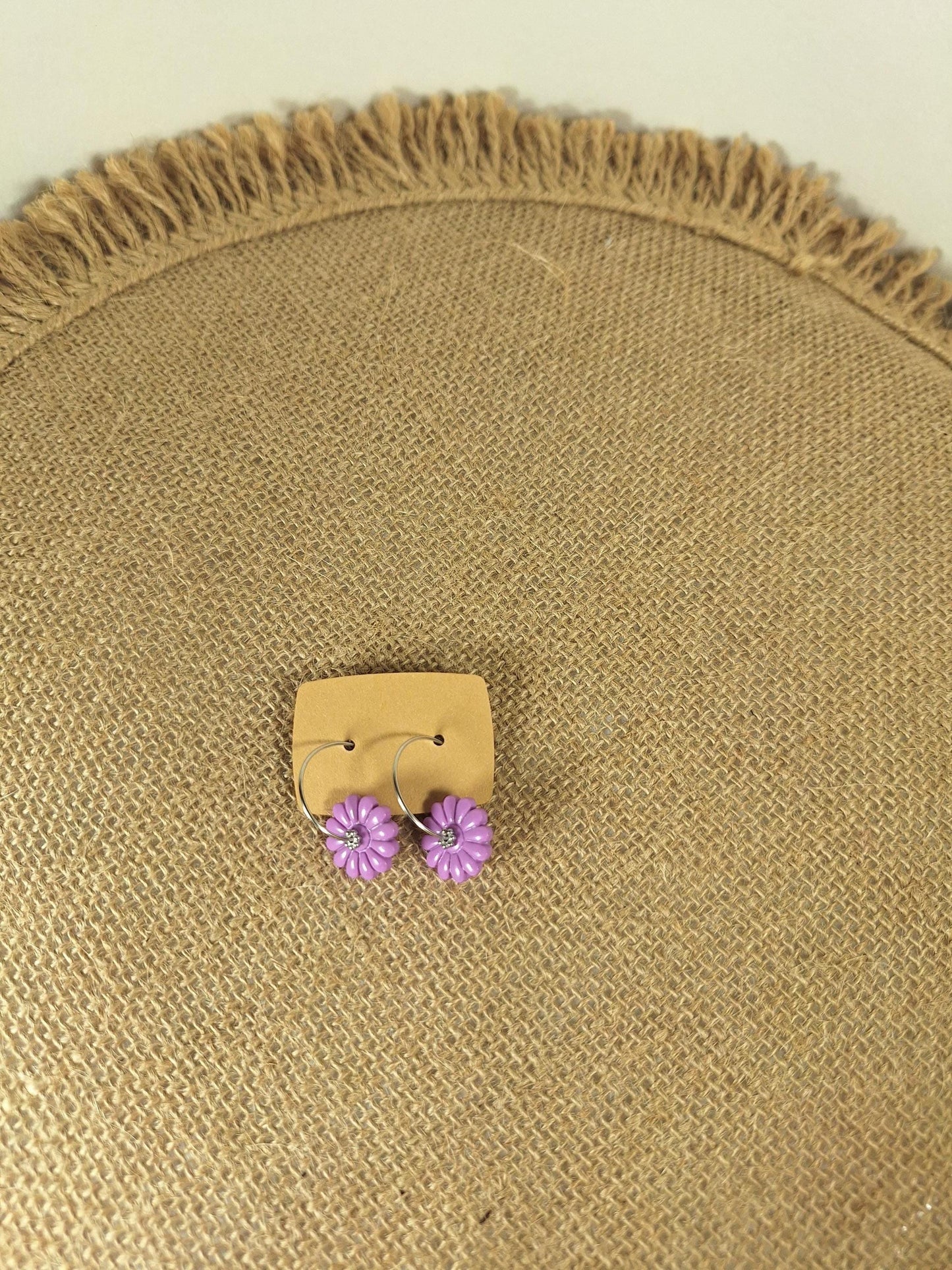 Boucles d'oreilles en argile polymère collection "Dans mon Jardin", modèle "Créoles fleuries".