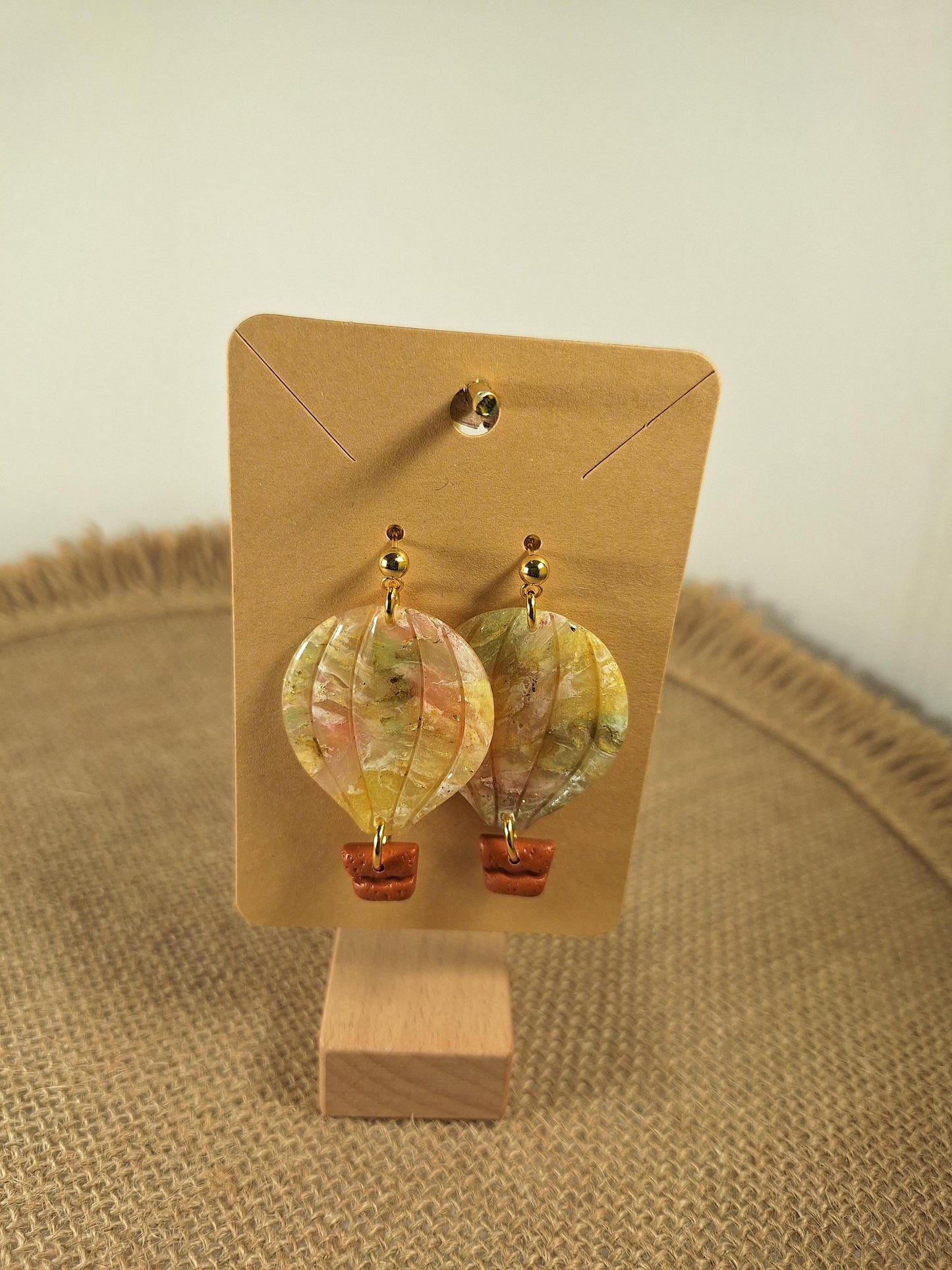 Boucles d'oreilles en argile polymère collection "Rêverie", modèle "Montgolfières".