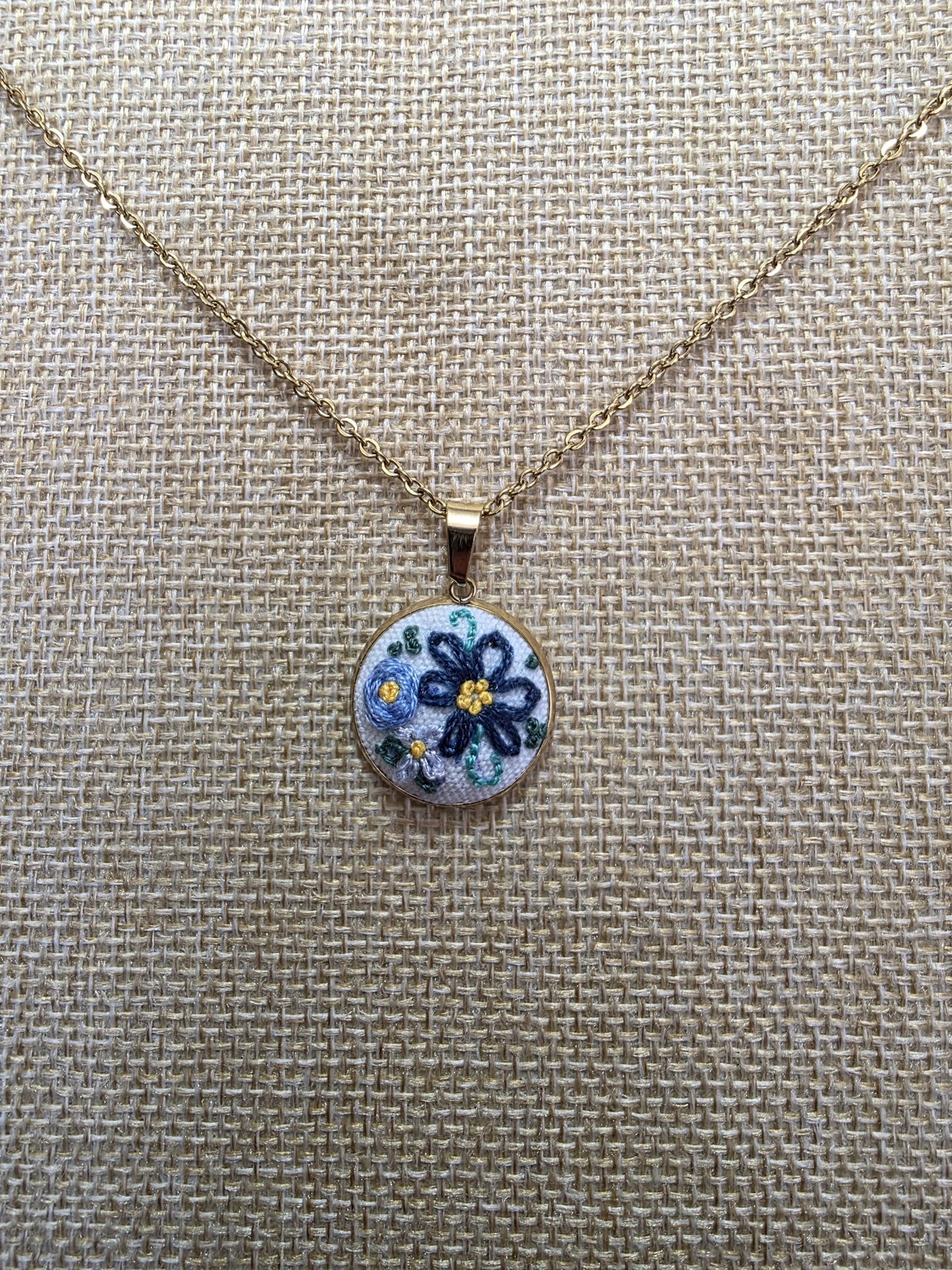 Collier brodé à la main, broderie moderne, Fleurs bleues
