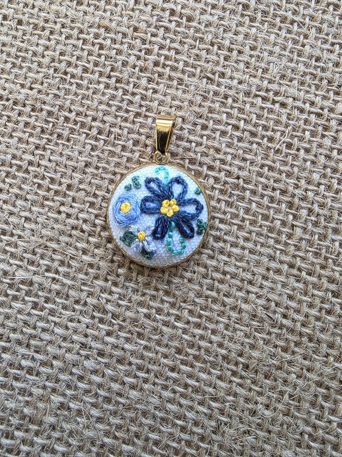 Collier brodé à la main, broderie moderne, Fleurs bleues