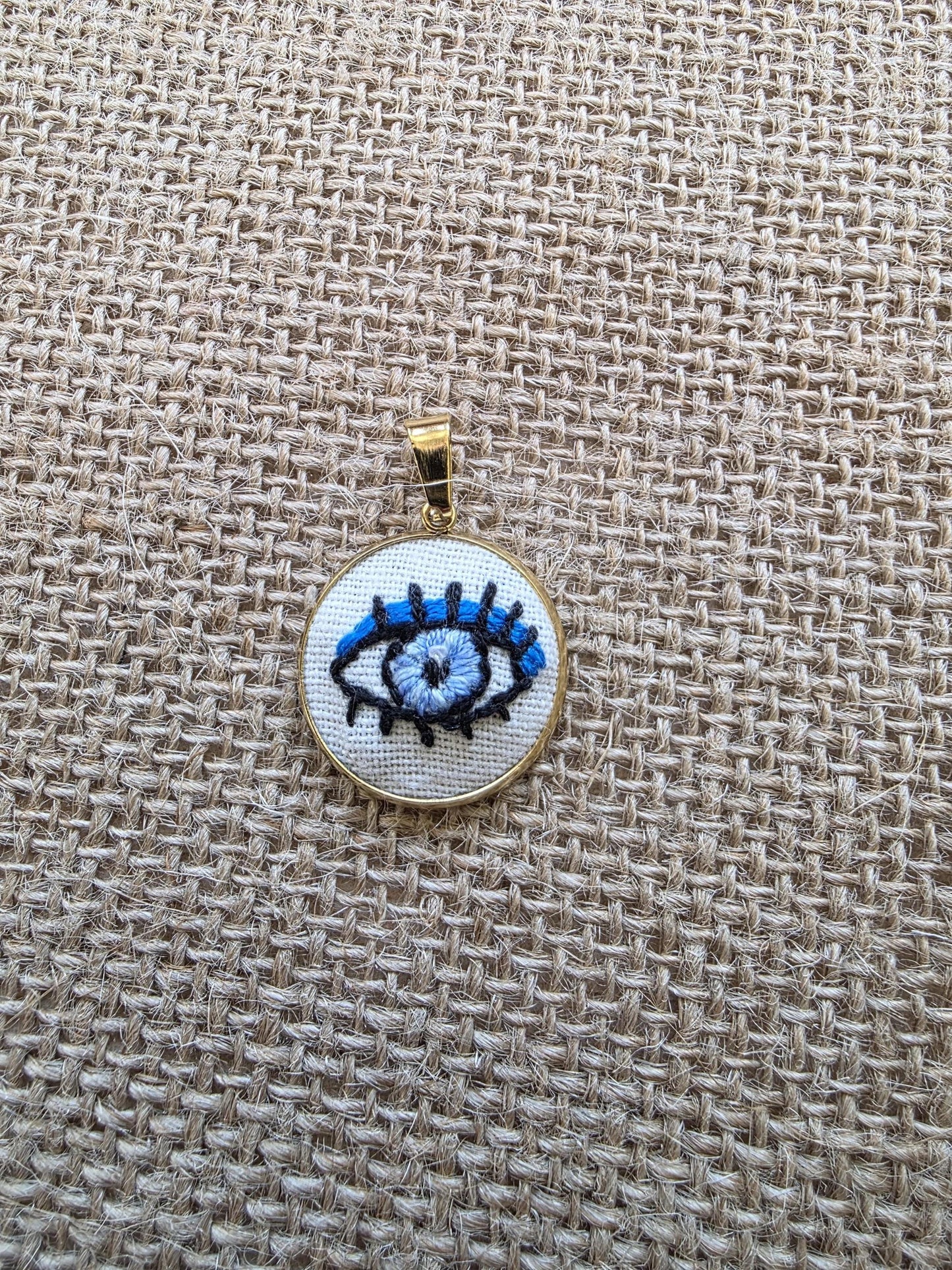 Collier brodé à la main, broderie moderne, Œil bleu