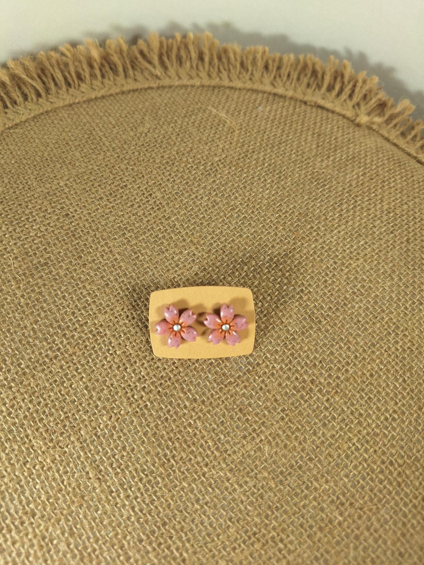 Boucles d'oreilles en argile polymère collection "Dans mon Jardin", modèle "Fleur de cerisier".