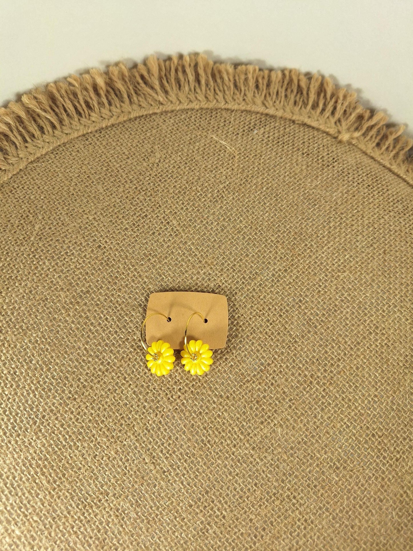 Boucles d'oreilles en argile polymère collection "Dans mon Jardin", modèle "Créoles fleuries".
