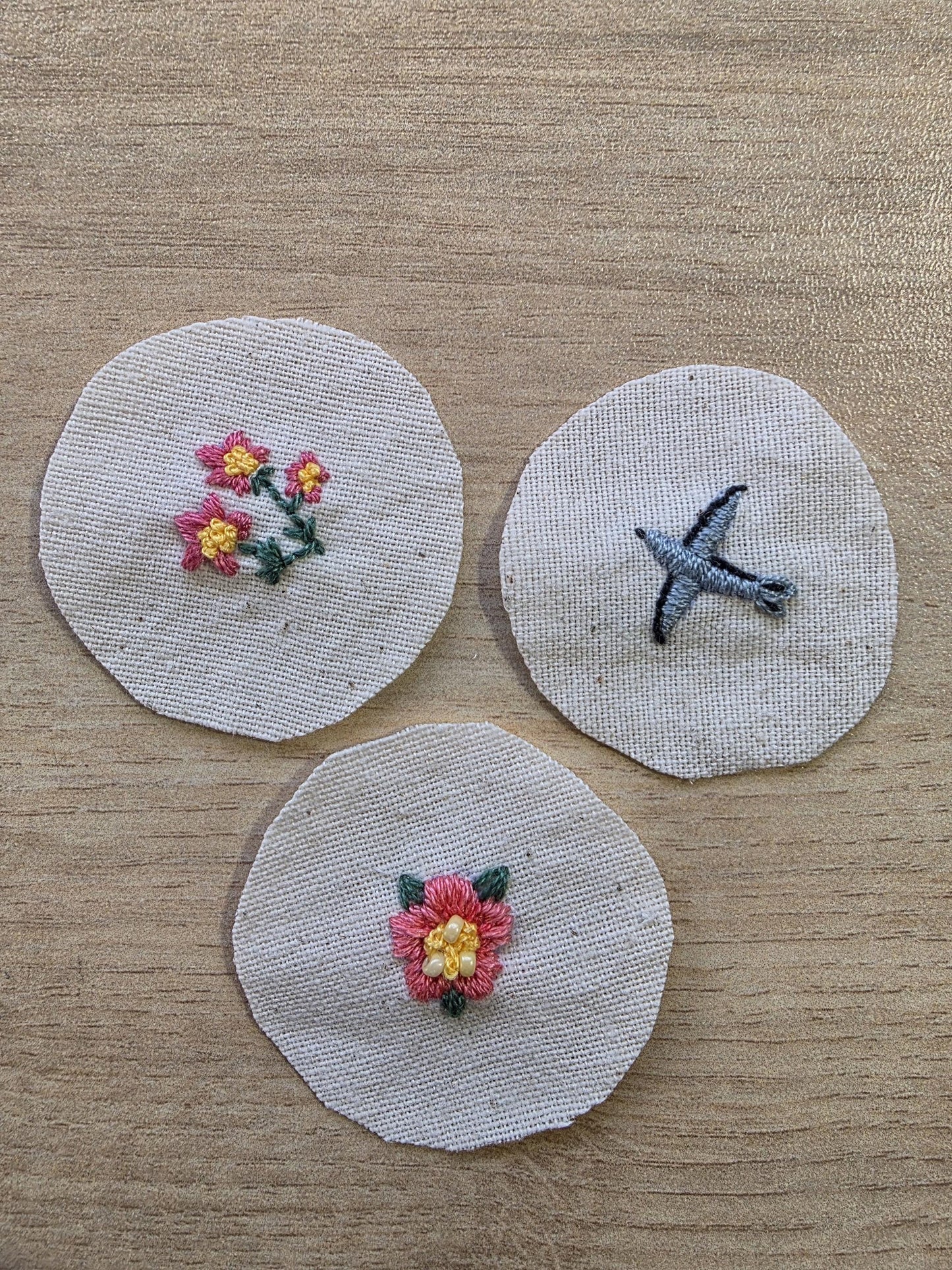 Collier brodé à la main, broderie moderne, oiseau