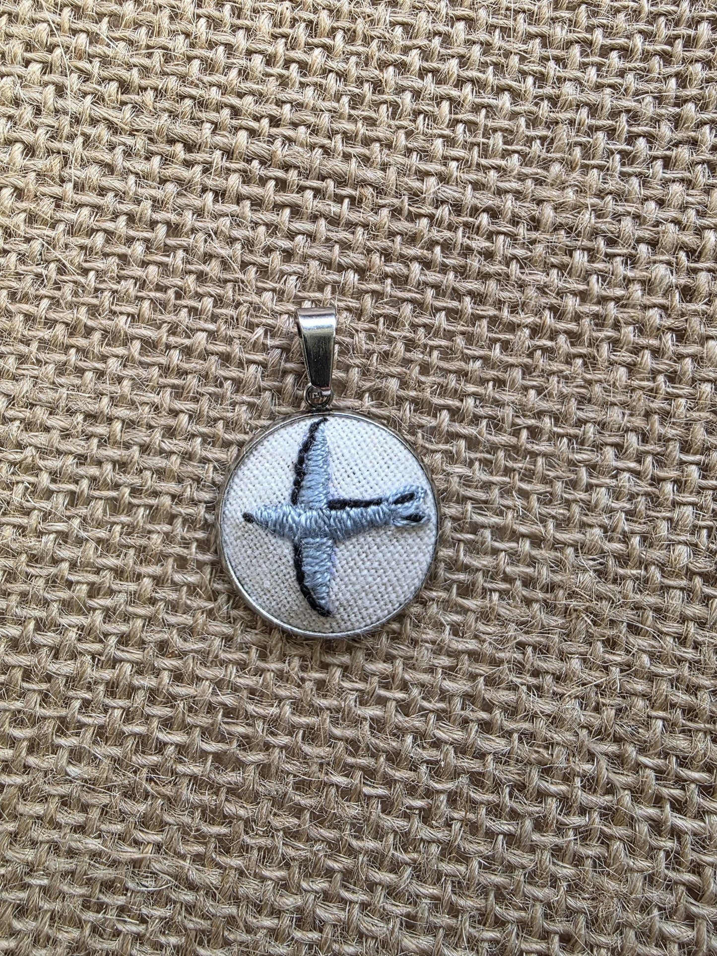 Collier brodé à la main, broderie moderne, oiseau