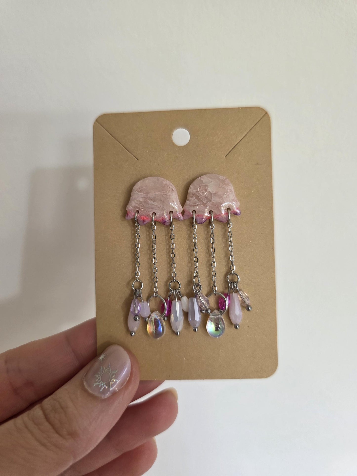 Boucle d'oreille Mélusine (méduse argile polymère transparente rose) Collection "Sous l'Océan" été 2025