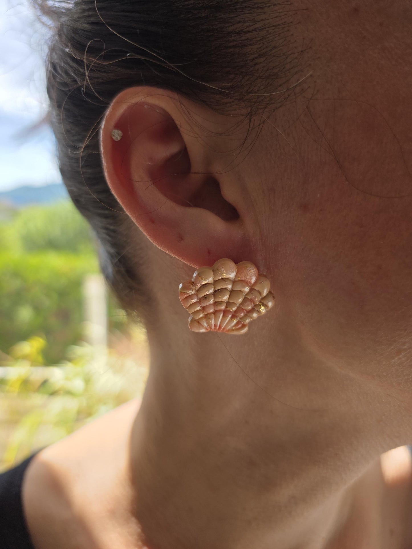 Boucles d'oreilles "Aurore" (forme coquillage aux couleurs corail) Collection "Sous l'Océan" été 2025
