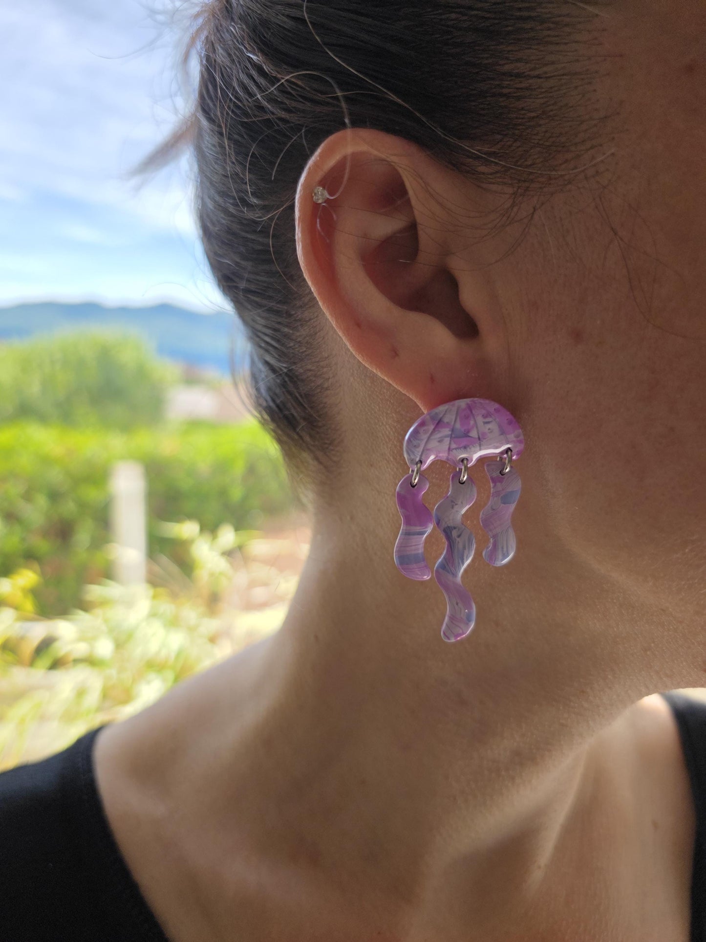 Boucles d'oreilles "Violette des Abysses"(méduse en argile polymère, camaïeu de violet) Collection "Sous l'Océan" été 2025