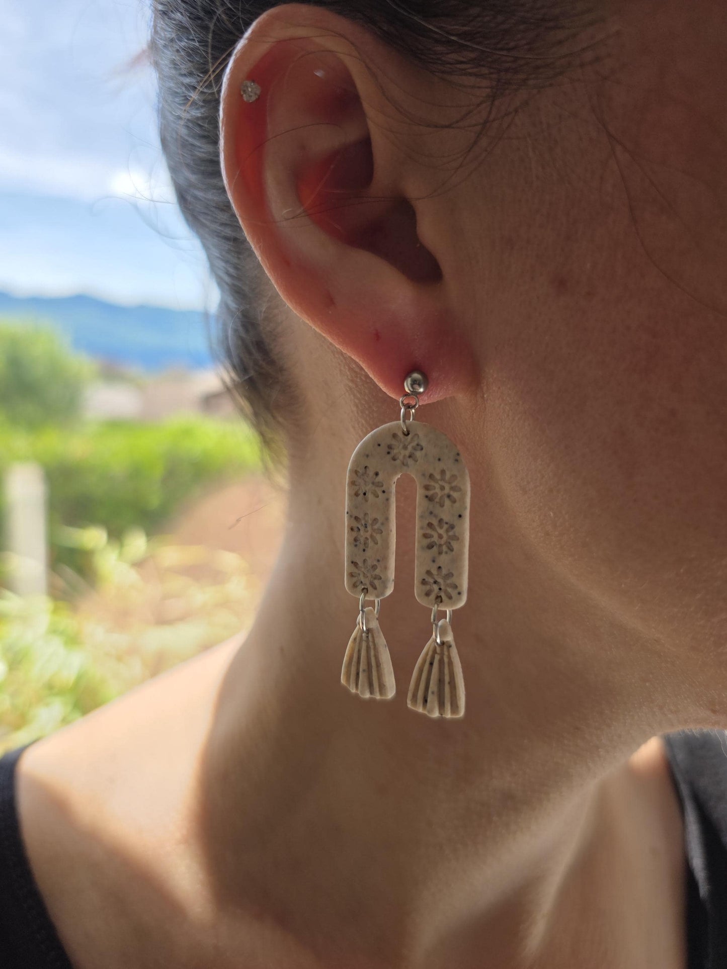 Boucles d'oreilles "Porte du soleil" en argile polymère, collection "Bohemian Summer", été 2025