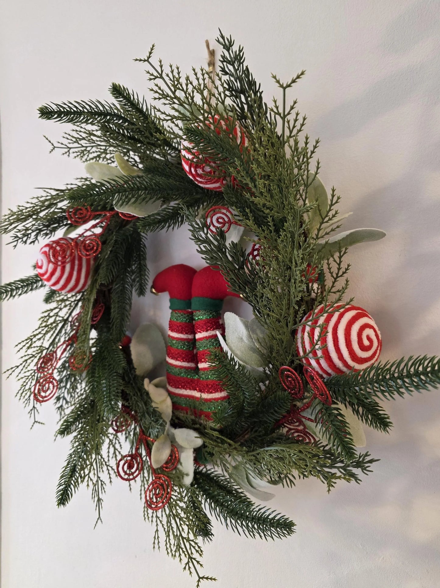 Le Lutin Farceur – Couronne de Noël artisanale unique