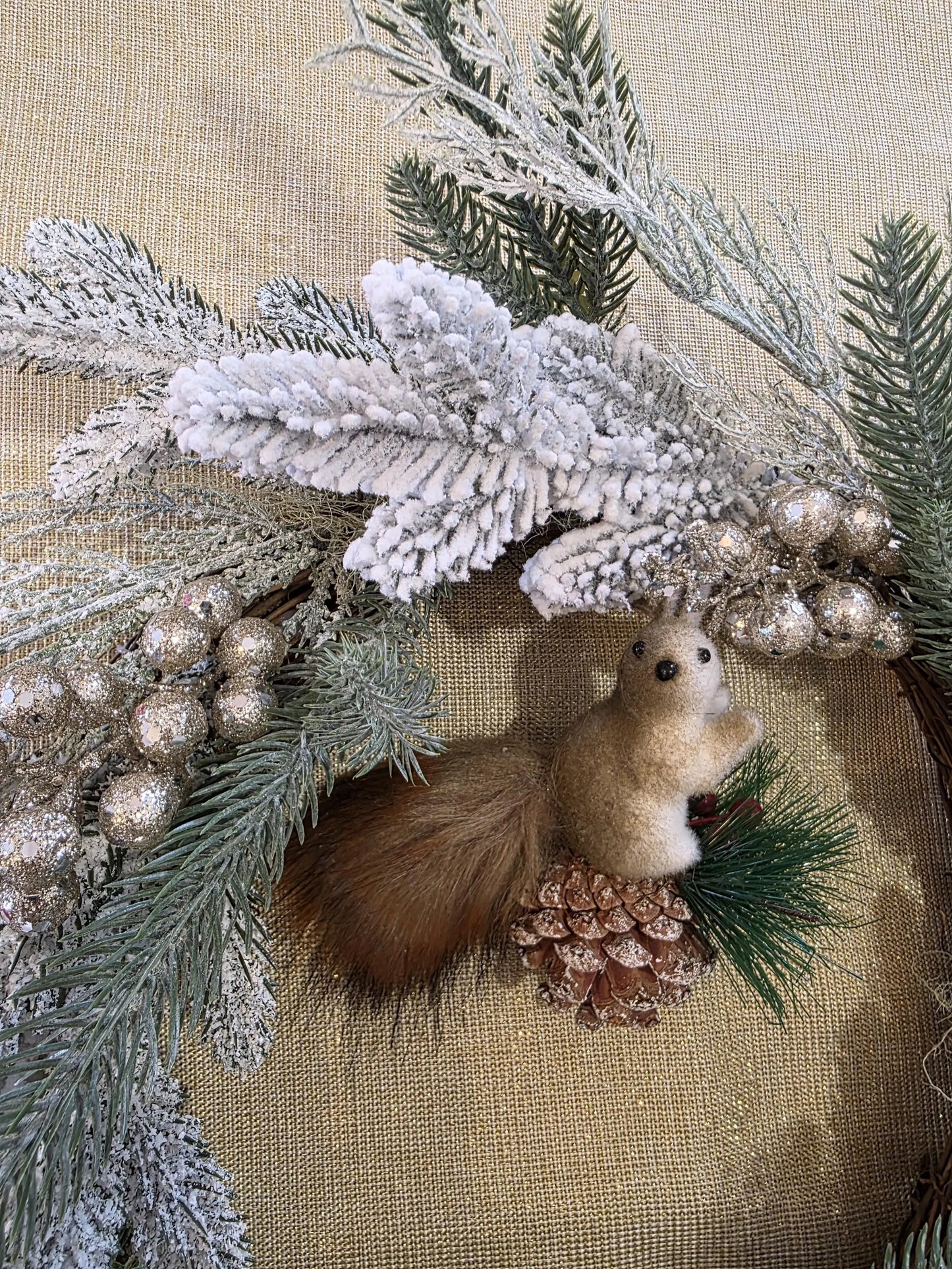 Écureuil Givré – Couronne de Noël artisanale unique