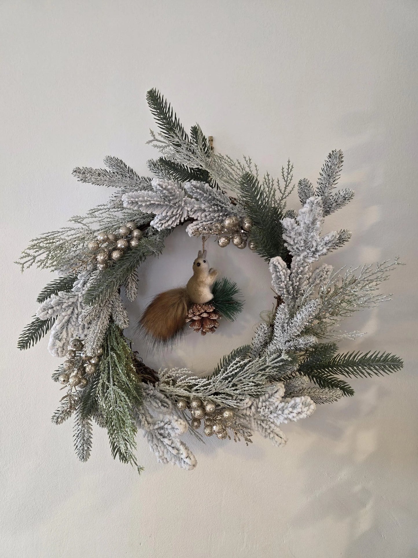 Écureuil Givré – Couronne de Noël artisanale unique