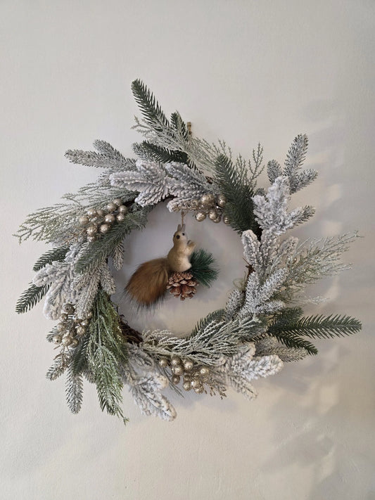 Écureuil Givré – Couronne de Noël artisanale unique