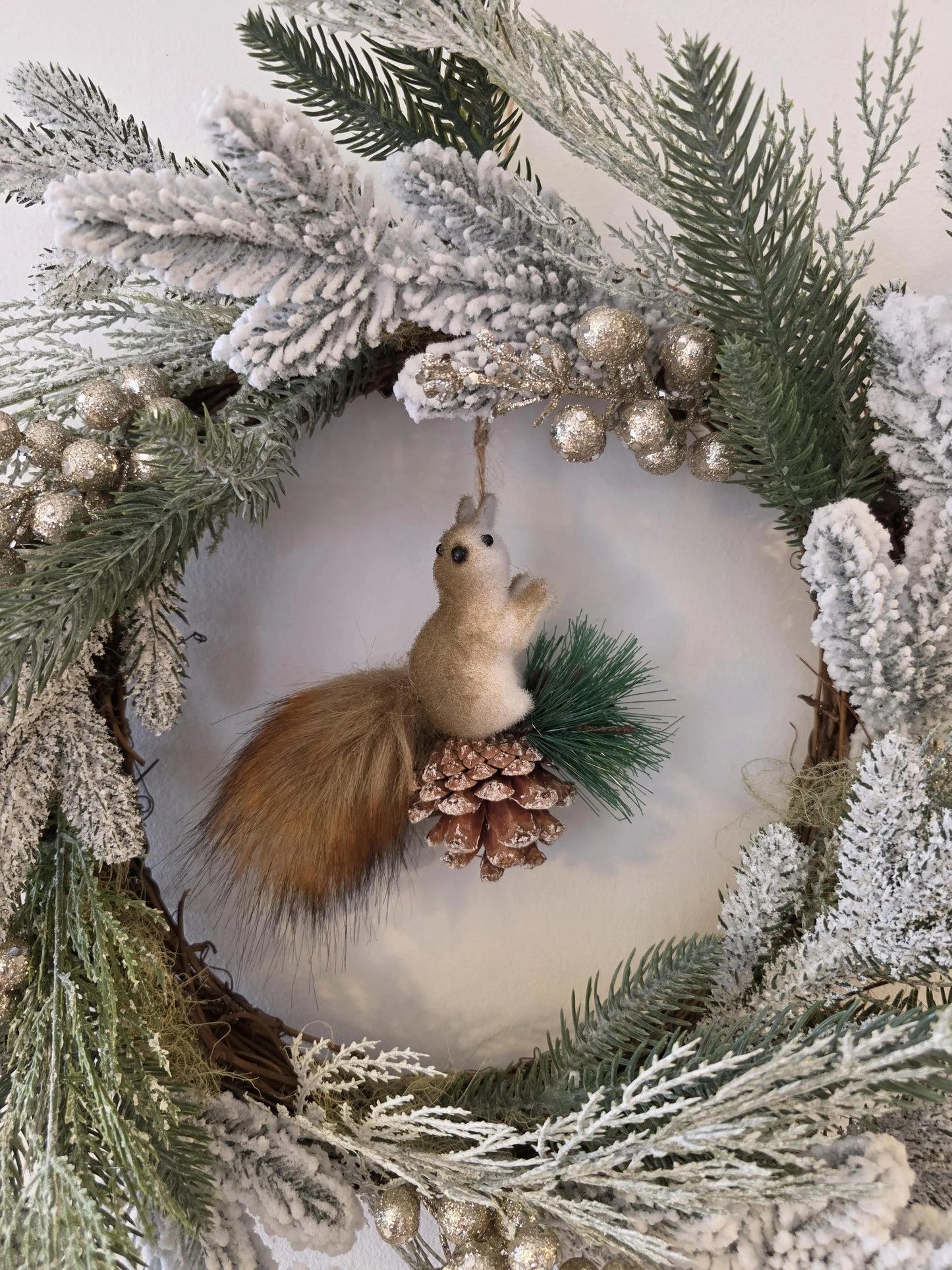 Écureuil Givré – Couronne de Noël artisanale unique