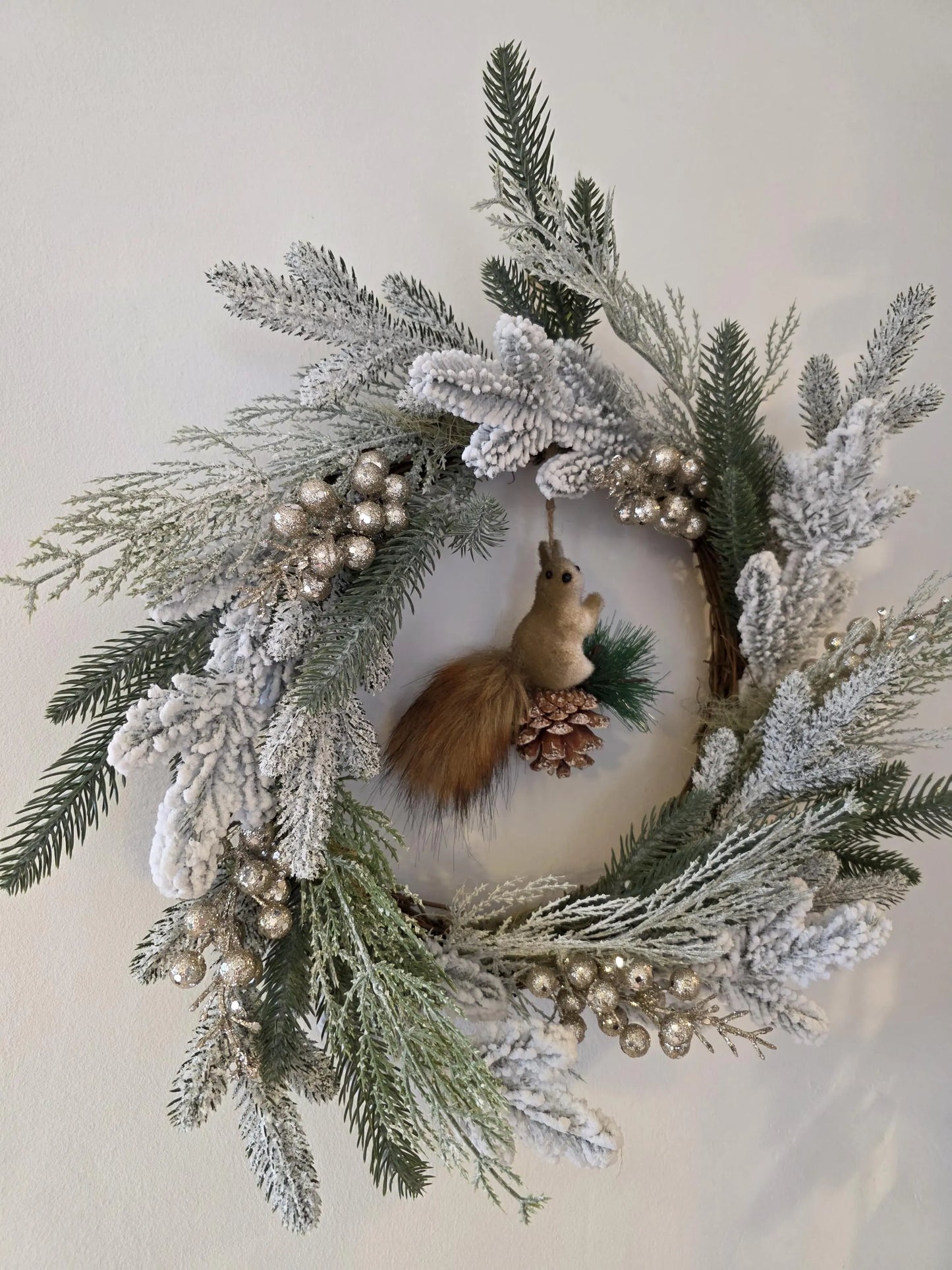 Écureuil Givré – Couronne de Noël artisanale unique