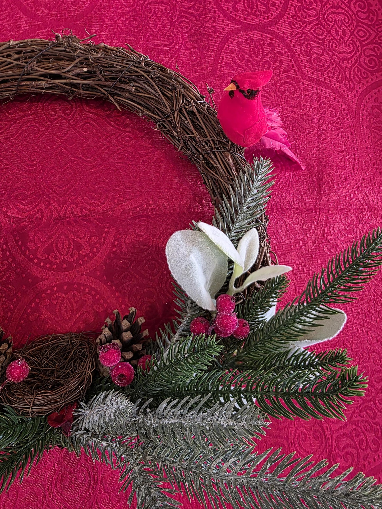 Cardinal du Jardin d’Hiver – Couronne de Noël artisanale unique