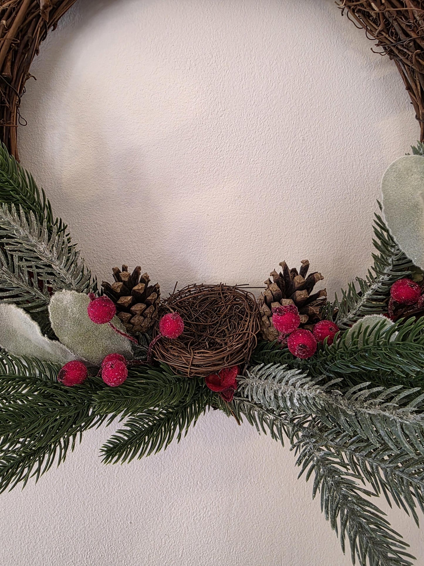 Cardinal du Jardin d’Hiver – Couronne de Noël artisanale unique