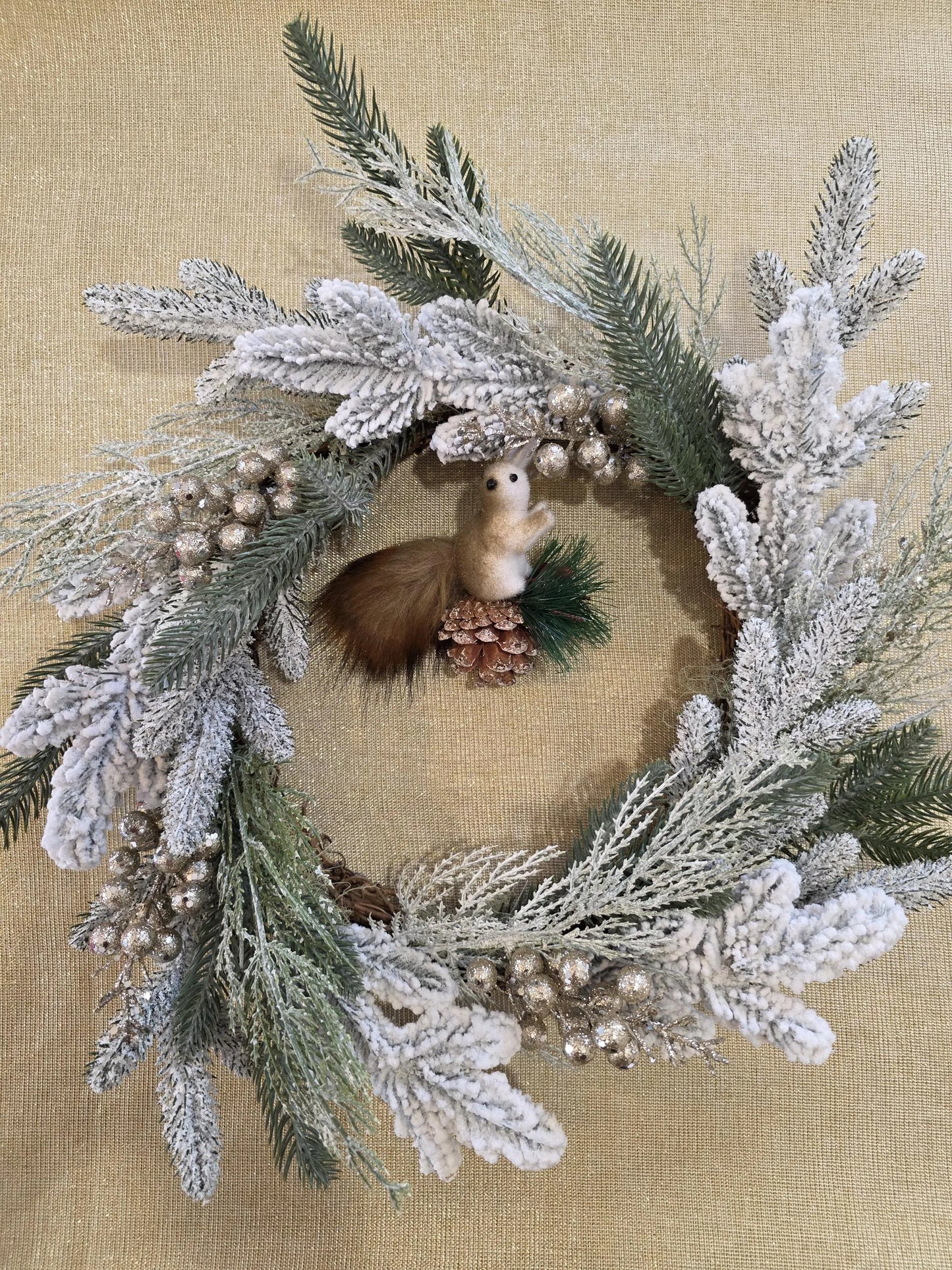 Écureuil Givré – Couronne de Noël artisanale unique