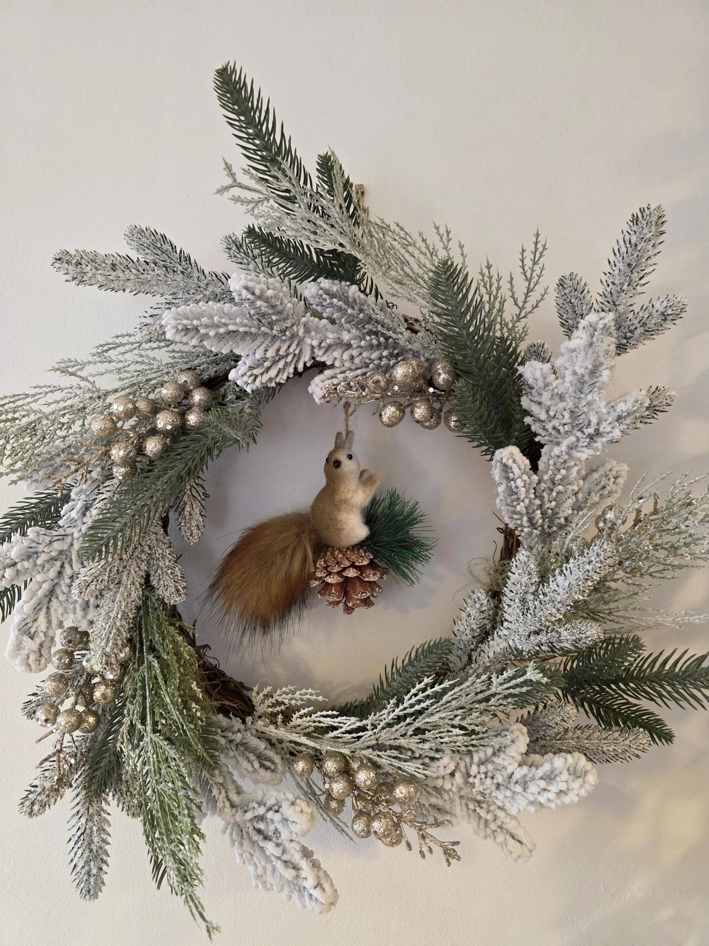 Écureuil Givré – Couronne de Noël artisanale unique