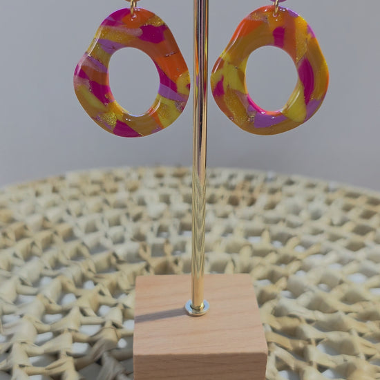 Video boucles d'oreilles Ondine, teinte "Sunset" en argile polymère, collection Sol, été 25